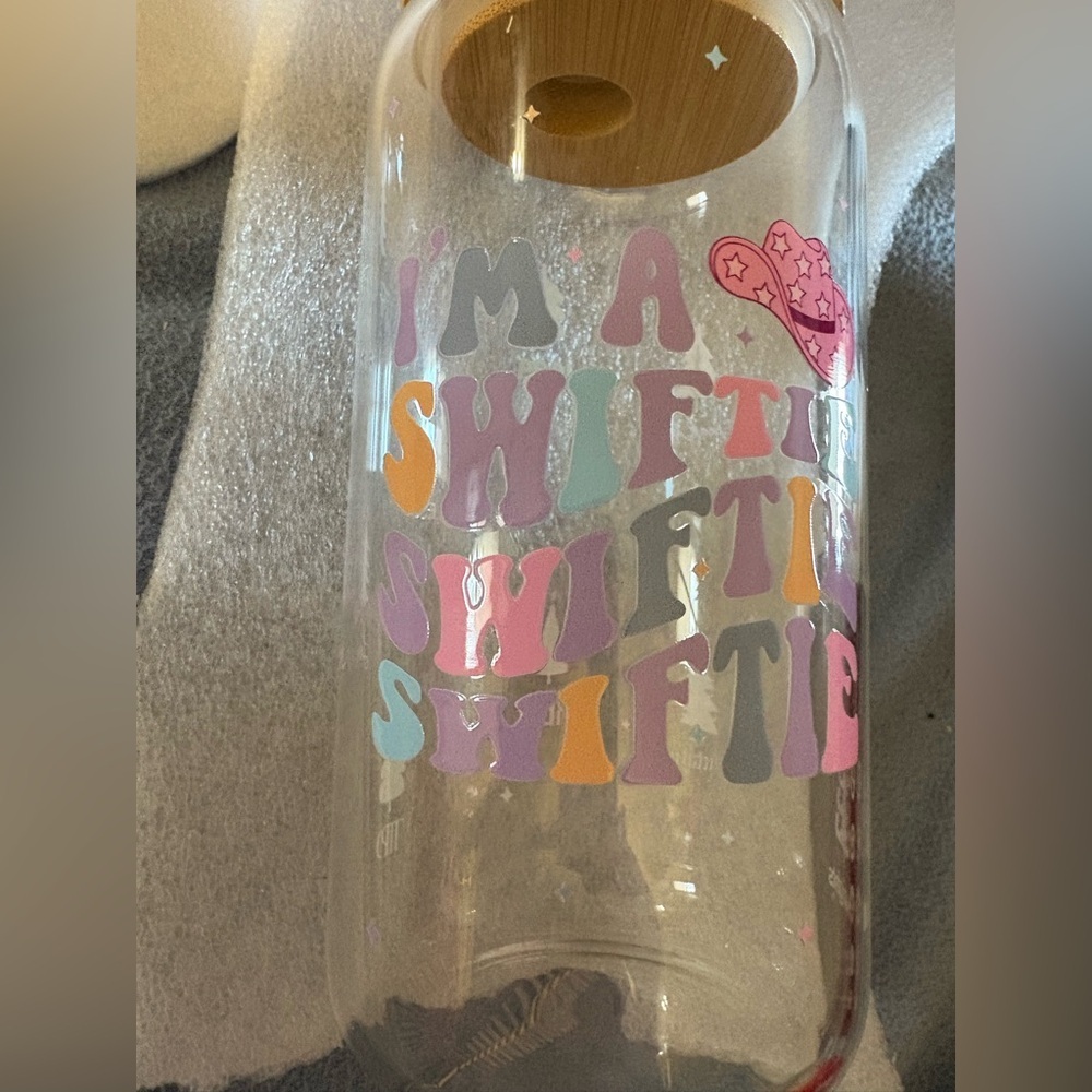 NIB-Taylor swift  collectors Glass Tumbler 
straw, brush signed Taylor Swift